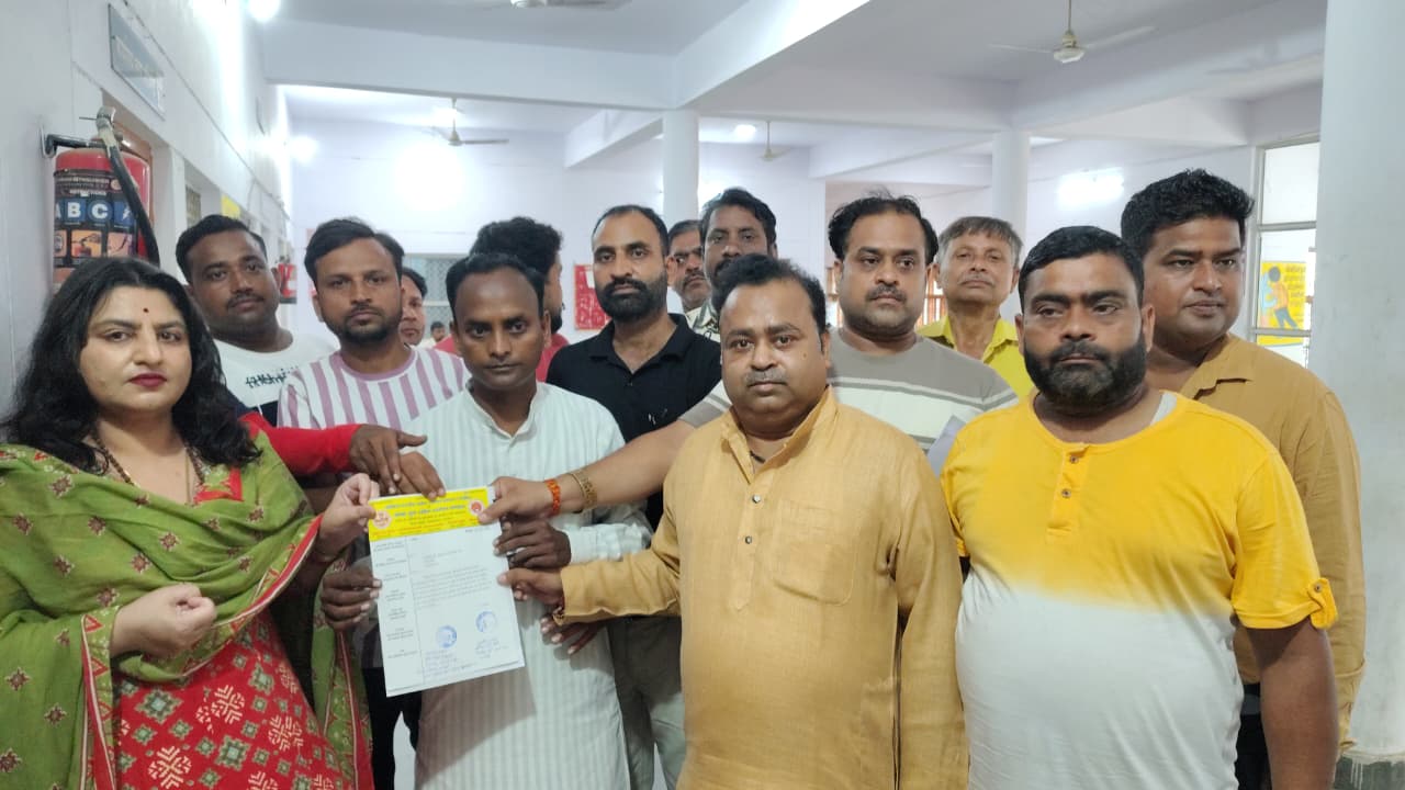 फर्रुखाबाद:यूपीआई लेनदेन पर 0.4 प्रतिशत शुल्क के विरोध में व्यापारियों ने सौंपा ज्ञापन