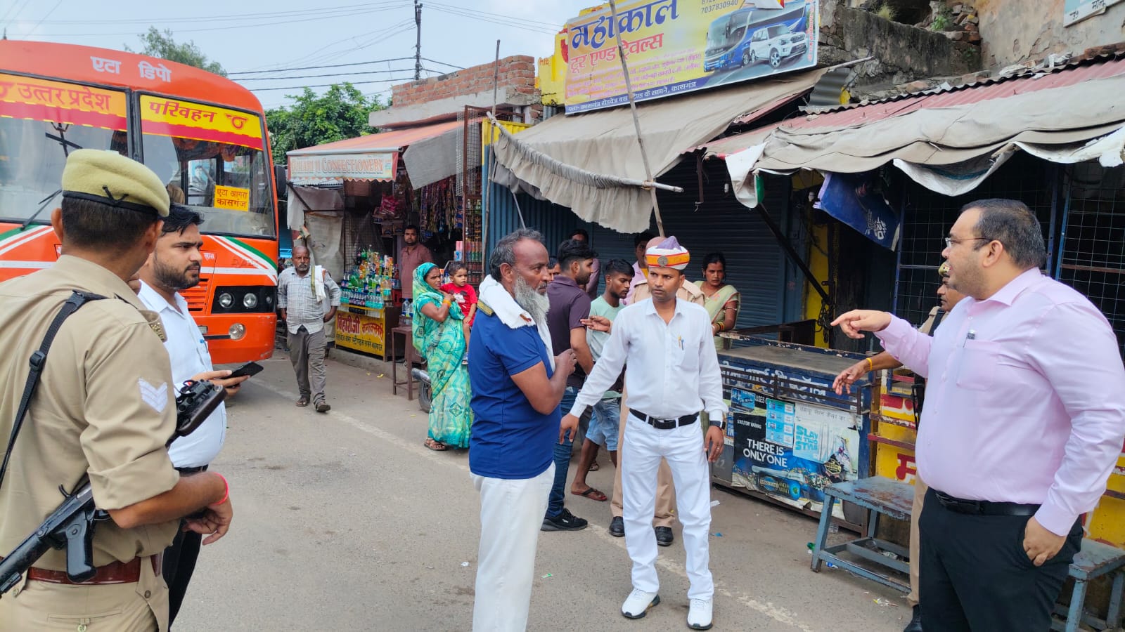 कासगंज जिला अधिकरी प्रणय सिंह ने रोड वेज़ बसों मे बस रोककर सवारियों को उतारने और बैठने पर जताई नाराजगी ARO को कारण बताओ नोटिस जारी 