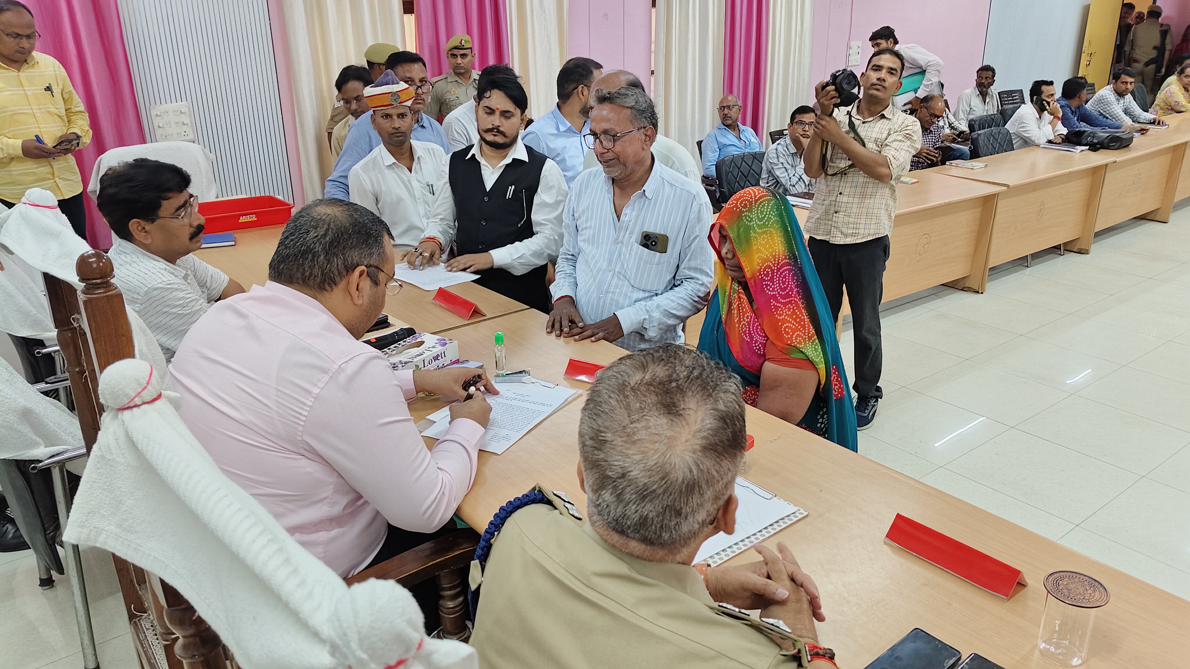 कासगंज :-जिला अधिकारी पुलिस अधीक्षक की अध्यक्षता में  संपूर्ण समाधान दिवस आयोजित 