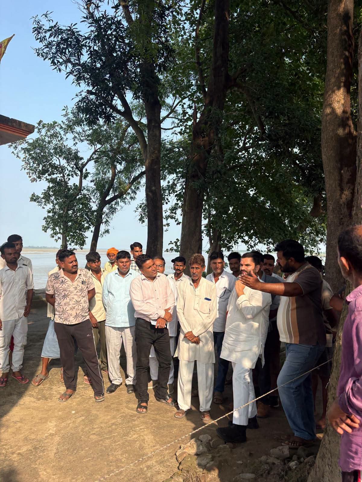 गोला गोकर्ण नाथ:बाढ़ प्रभावित ग्राम रूरा सुल्तानपुर में विधायक अमन गिरी का  दौरा   