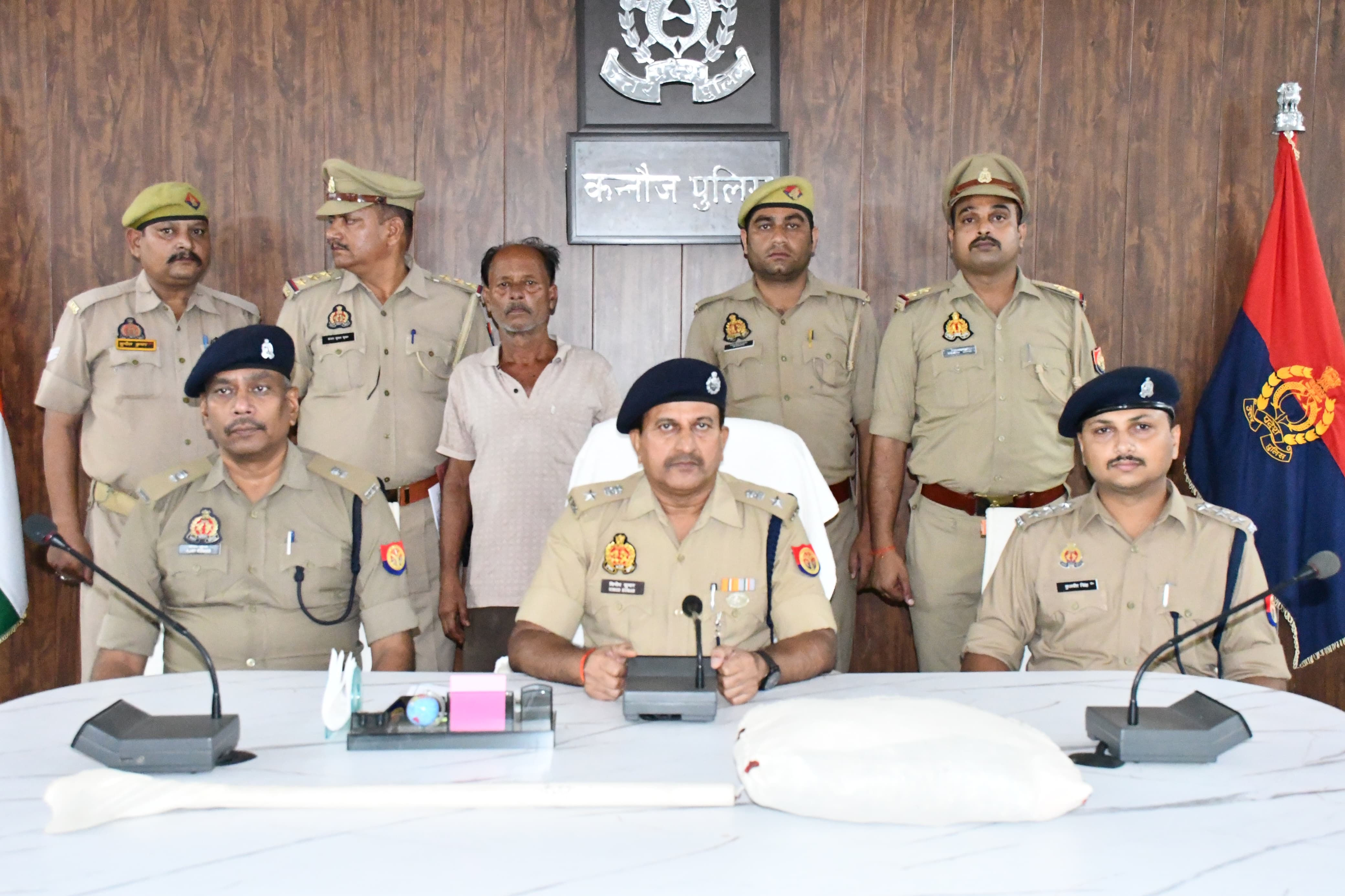 कन्नौज में हत्या का खुलासा: तिर्वा पुलिस ने आरोपी को किया गिरफ्तार, कुल्हाड़ी और खून से सने कपड़े बरामद