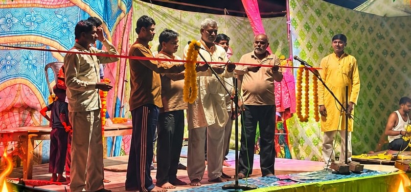 एटा: जय श्रीराम के जयघोष से गूंजा कुसाड़ी, ग्राम प्रधान नाथूराम वर्मा ने किया रामलीला का भव्य शुभारंभ