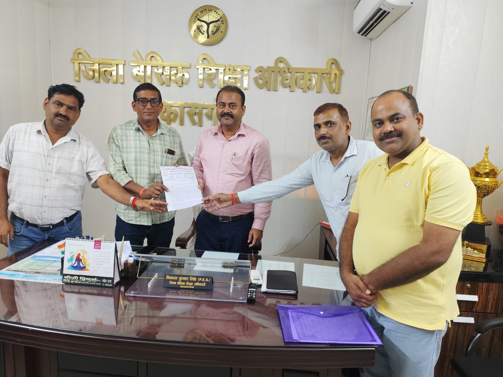 लंबित शिक्षक समस्याओं के समाधान की मांग, प्राथमिक शिक्षक संघ ने बीएसए  को सौंपा पत्र