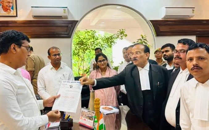 लखीमपुर खीरी : बार कौंसिल उत्तर प्रदेश ने सिसैया खुर्द कांड के दोषी पुलिसकर्मियों की गिरफ्तारी की मांग को लेकर डीएम को सौंपा ज्ञापन 