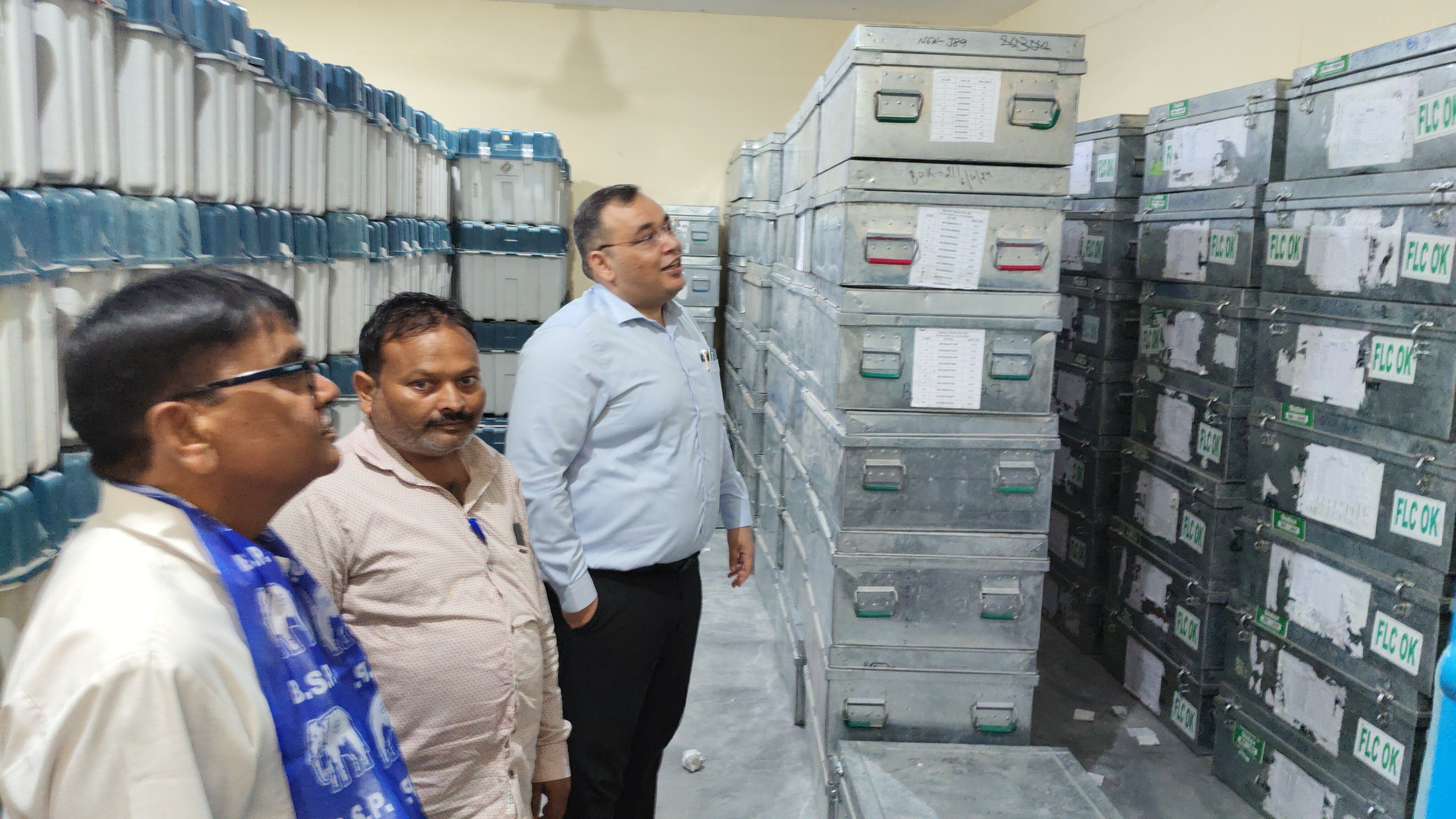 कासगंज: जिला निर्वाचन अधिकारी/जिलाधिकारी प्रणय सिंह ने राजनैतिक दलों के पदाधिकारियों की उपस्थिति में ईवीएम-वीवीपैट वेयरहाउस का त्रैमासिक किया निरीक्षण।