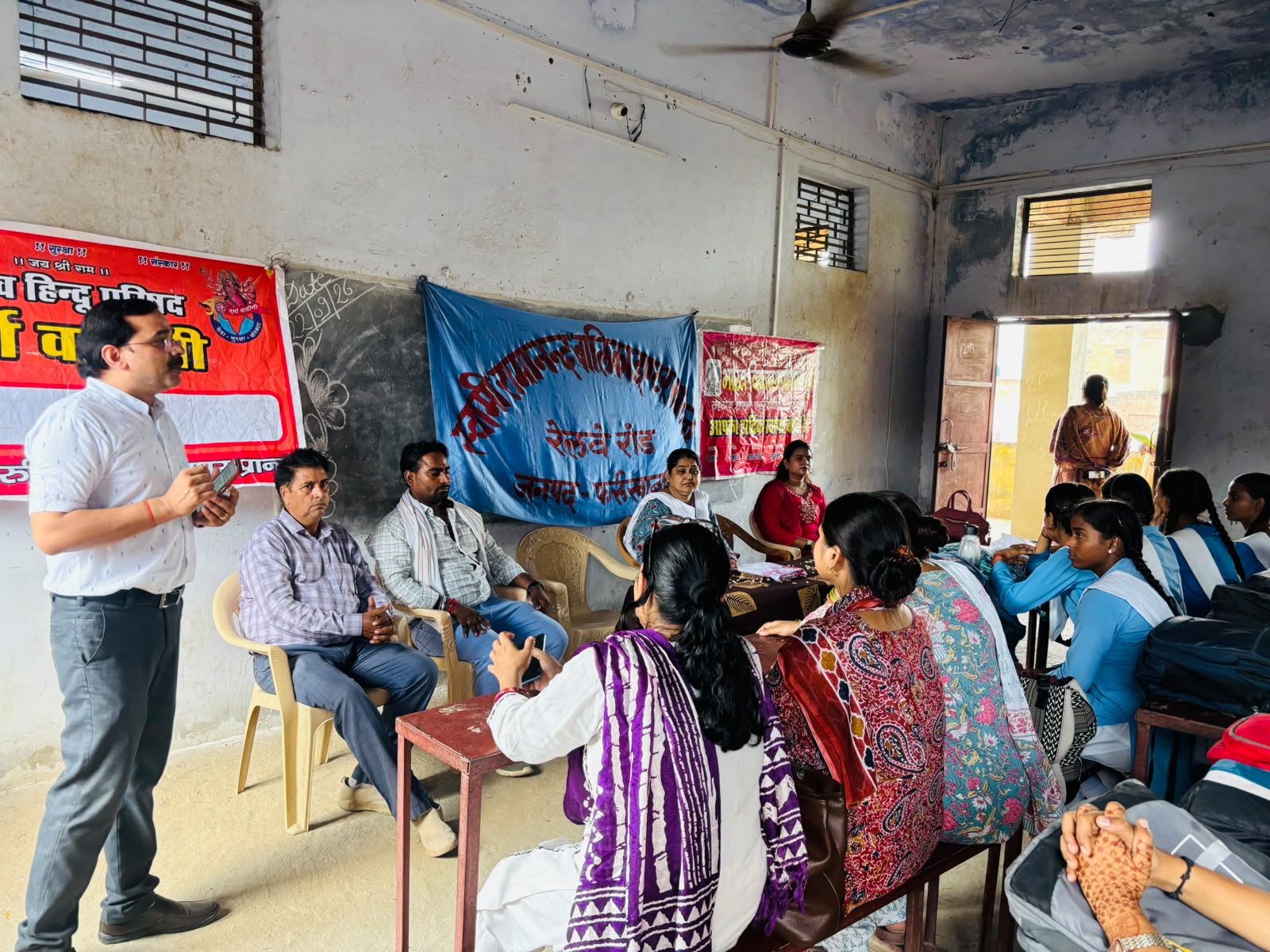 फर्रुखाबाद:संभव अभियान के तहत स्वास्थ्य जागरूकता गोष्ठी, छात्राओं को स्वच्छता और स्वस्थ जीवनशैली का संदेश