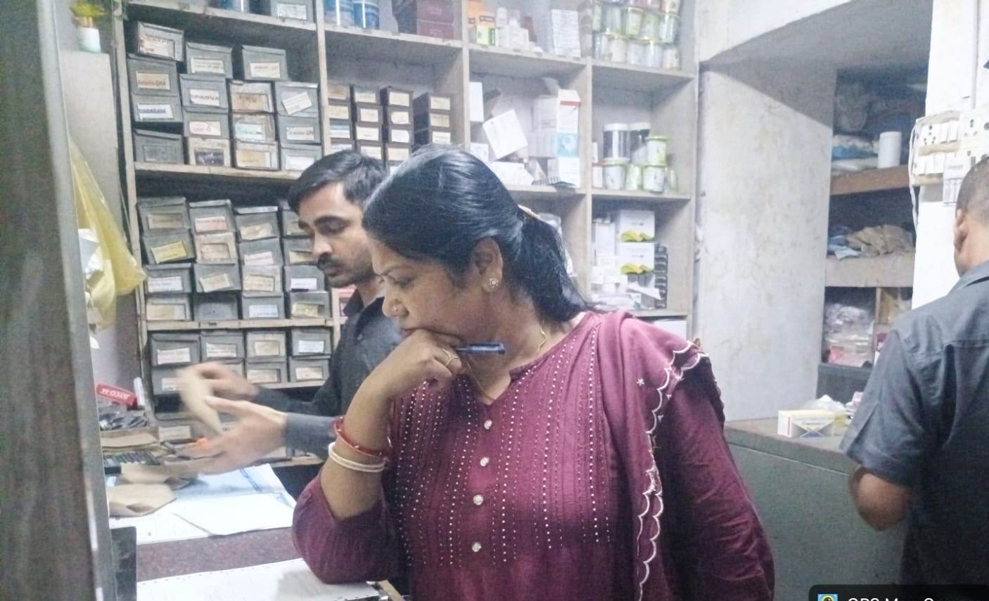 फर्रुखाबाद के तीन निजी अस्पतालों के मेडिकल स्टोरों में औचक निरीक्षण, 8 संदिग्ध दवाओं के नमूने लिए