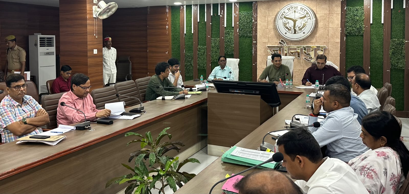 जौनपुर :जिलाधिकारी श्री सैमुअल पाल एन. की अध्यक्षता में कलेक्ट्रेट सभागार में देर सायं मुख्यमंत्री डैशबोर्ड की समीक्षा बैठक हुई सम्पन्न 