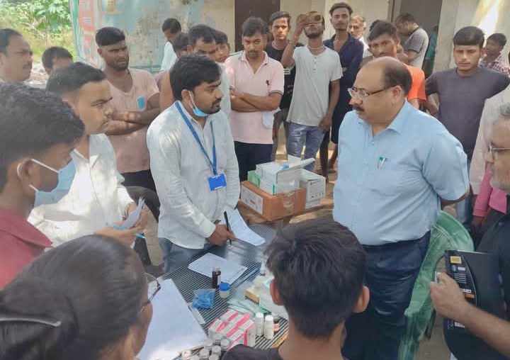 लखीमपुर खीरी : सहिजना गांव में फैले बुखार के दृष्टिगत सीएमओ ने किया निरीक्षण, मृतकों के परिजनों से की मुलाकात