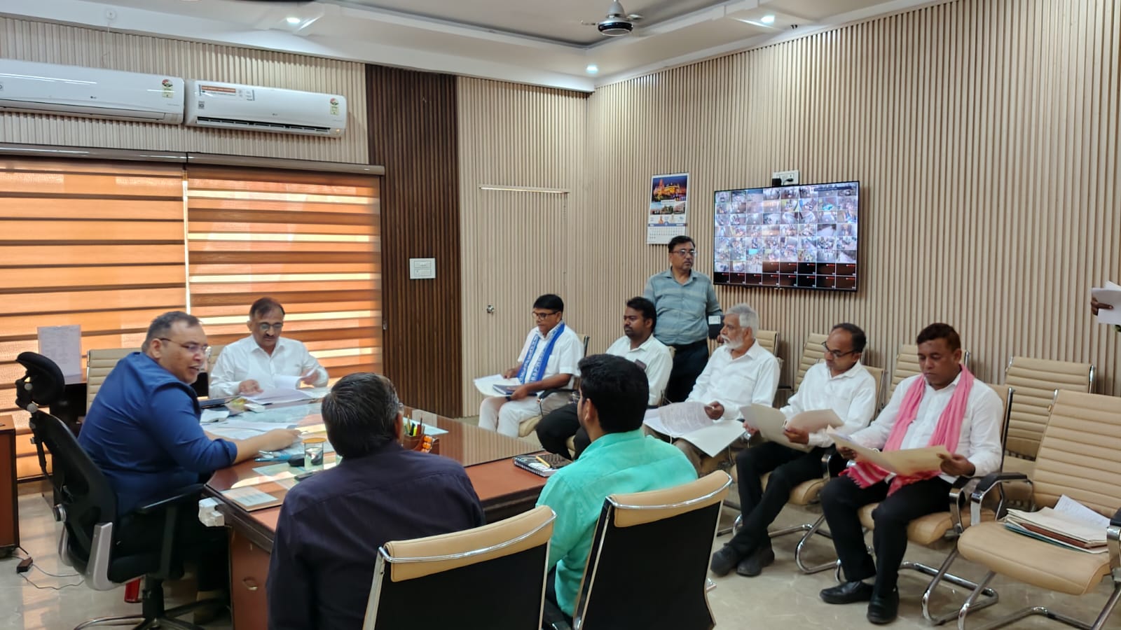  कासगंज :-आगरा खण्ड स्नातक एवं शिक्षक निर्वाचन क्षेत्र हेतु मतदेय स्थलों को अंतिम रूप दिए जाने के संबंध में राजनैतिक दलों के साथ बैठक आयोजित।