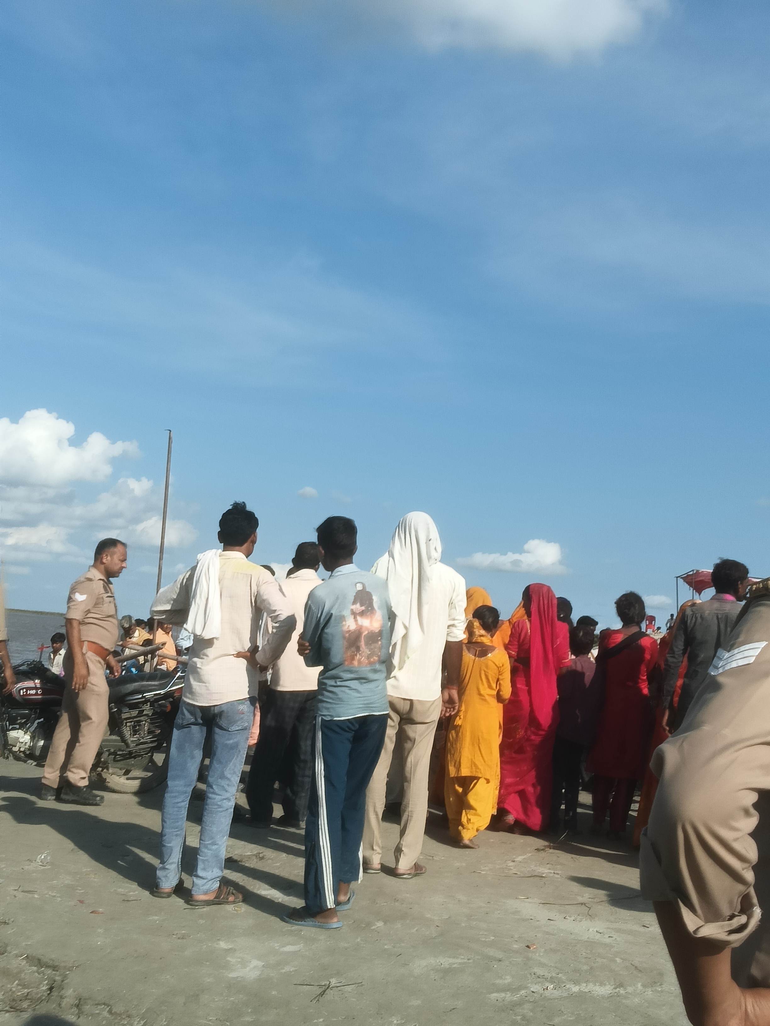 कासगंज :-जनपद की गंगा घाट कदरगंज पर गणेश विसर्जन सुरु 