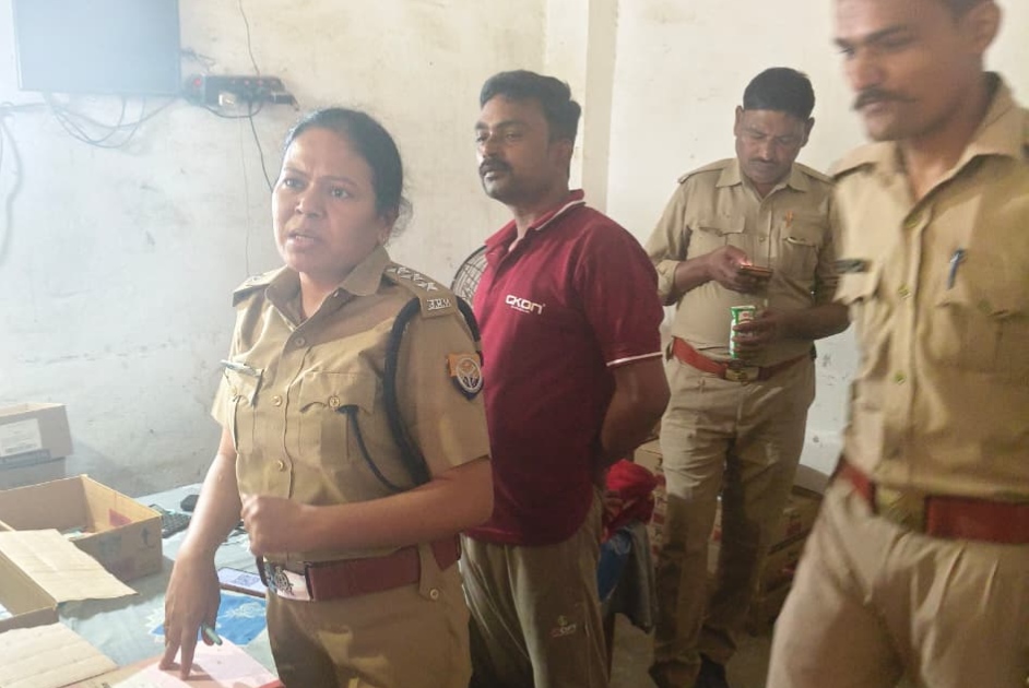 फर्रुखाबाद:आबकारी विभाग ने बहोरीकपुर, जहानगंज व मझगांवा की शराब दुकानों का किया औचक निरीक्षण