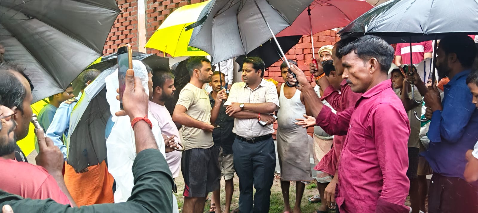 उन्नाव:तहसीलदार किरत सेन ने भितरेपार में बाढ़ प्रभावित क्षेत्र का किया निरीक्षण, ग्रामीणों के लिए नाव की व्यवस्था