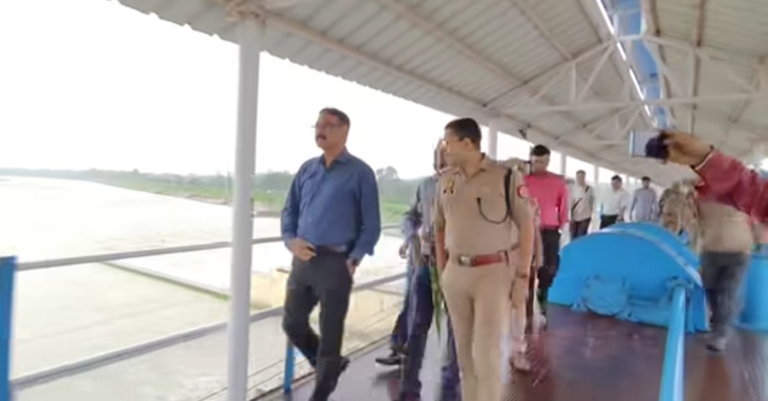 पीलीभीत:शारदा बैराज पहुंचे जिलाधिकारी व पुलिस अधीक्षक,जलस्तर व डिस्चार्ज का लिया जायजा।