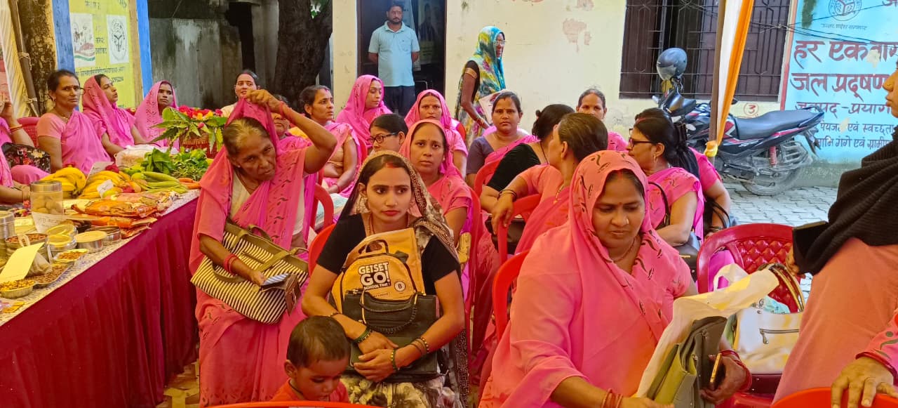 प्रयागराज, विकास खण्ड सोरांव में खादी ग्राम उद्योग प्रदर्शनी का कायाकल्प कार्यक्रम के अंतर्गत प्रदर्शन किया गया।