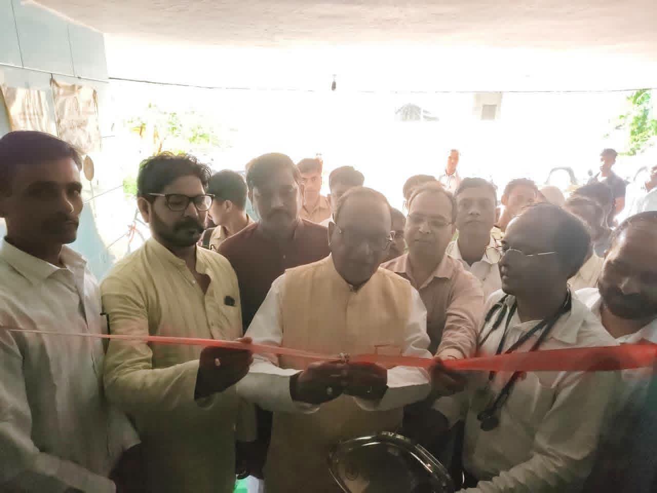 फर्रुखाबाद:अमृतपुर विधायक सुशील शाक्य ने स्वास्थ्य परीक्षण शिविर का किया उद्घाटन, मरीजों का जाना हाल