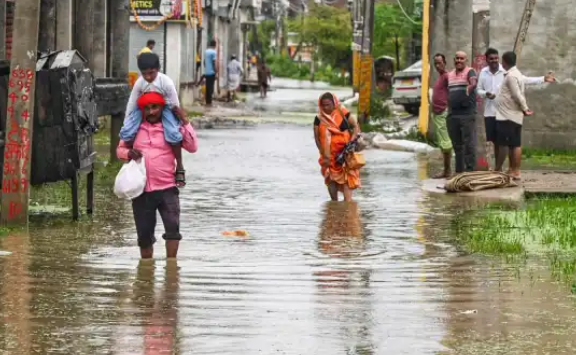 यूपी में आफत की बारिश, किसानों से लेकर आम आदमी तक परेशान : आदर्श कुमार 