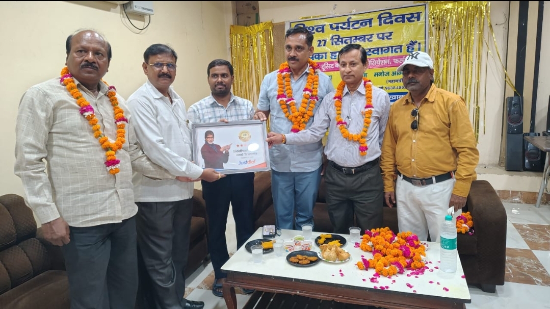 विश्व पर्यटन दिवस पर फर्रुखाबाद में भव्य आयोजन: टूरिस्ट बस ओनर्स एसोसिएशन ने किया अतिथियों का सम्मान