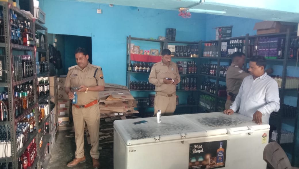 फर्रुखाबाद में आबकारी विभाग की छापेमारी, 5 लीटर अवैध कच्ची शराब और 60 किलो लहन बरामद