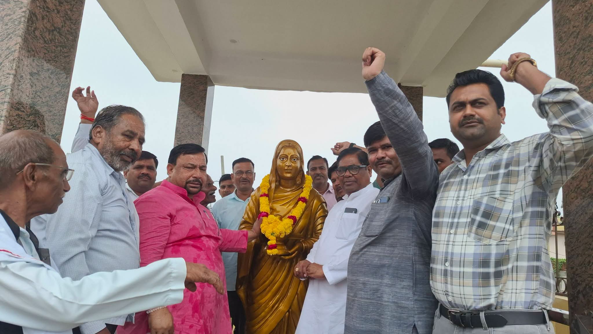 फर्रुखाबाद:सेवा संकल्प अभियान के तहत लोकमाता अहिल्याबाई होलकर की प्रतिमा स्थल पर स्वच्छता व दुग्धाभिषेक