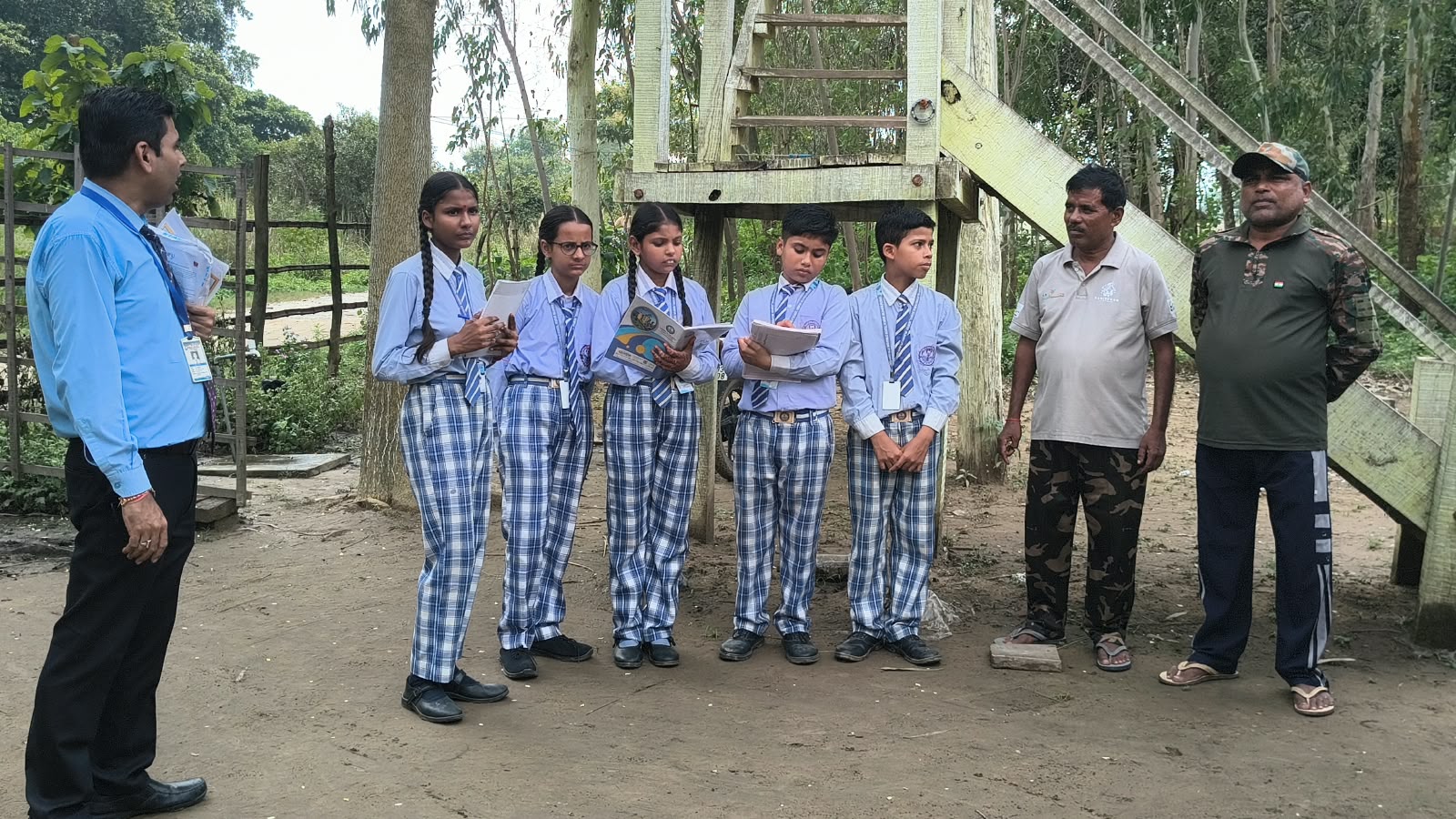 पीलीभीत:स्कूल के बच्चों ने जैव विविधता एवं सस्टेनेबिलिटी पर प्रोजेक्ट बनाने के तहत पीलीभीत टाइगर रिजर्व क्षेत्र का किया भ्रमण।