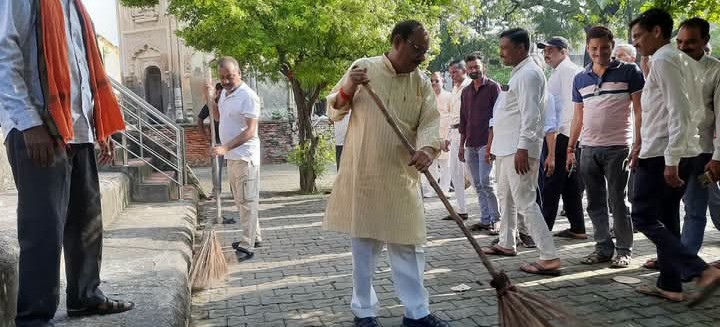 लखीमपुर खीरी : जिलाध्यक्ष, विधायक ने मेढक मंदिर मंदिर में किया श्रमदान, स्वच्छता का दिया संदेश 
