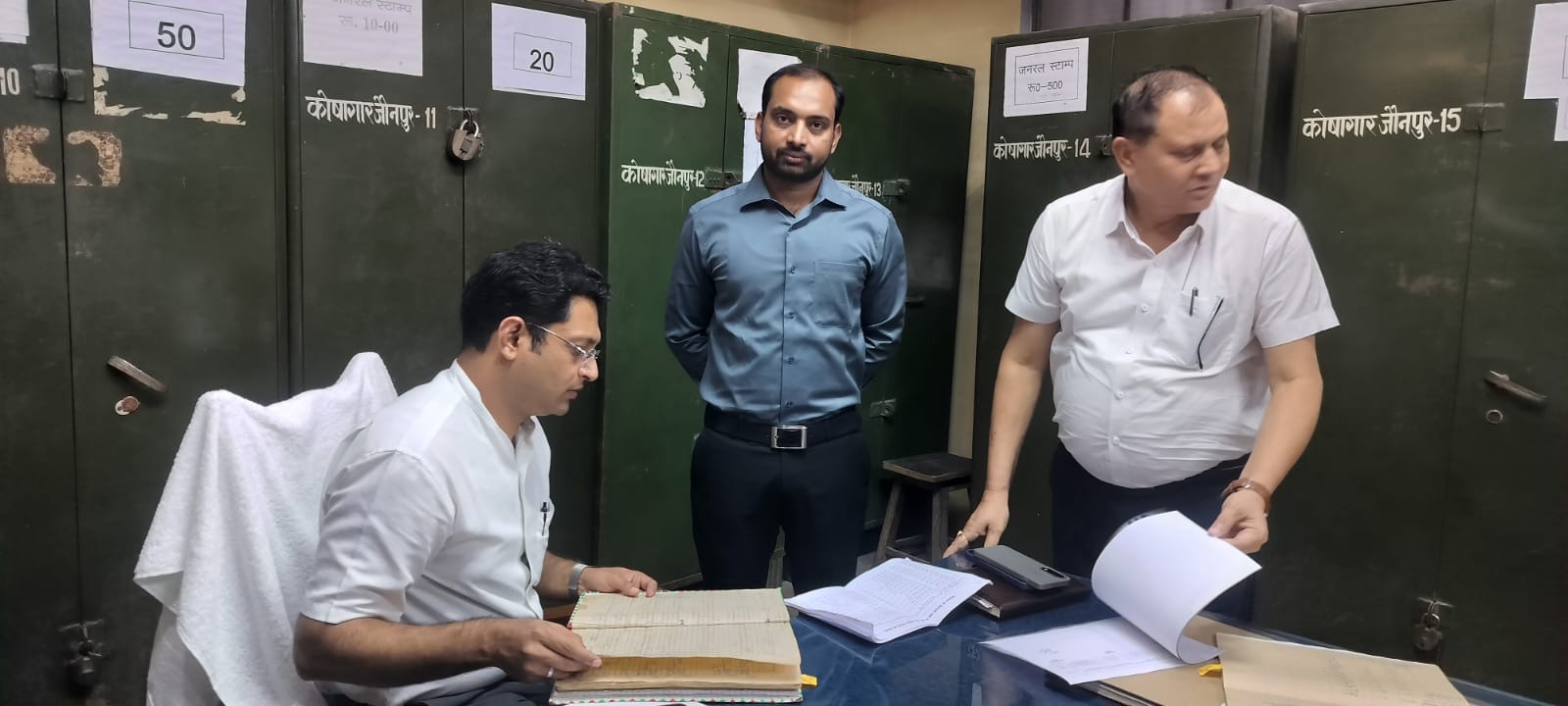 जौनपुर :जिलाधिकारी सैमुअल पाल एन नेकोषागार का किया भौतिक सत्यापन  