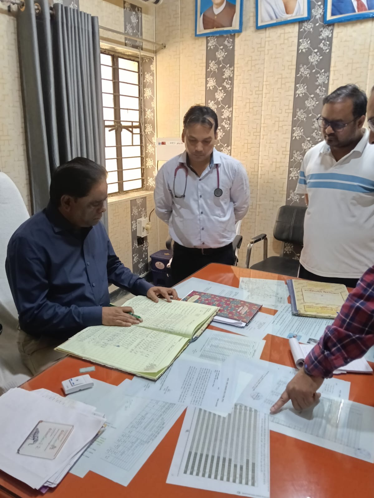 जौनपुर : सामुदायिक स्वास्थ्य केंद्र नौपेड़वा एवं प्राथमिक स्वास्थ्य केंद्र बक्शा तथा धनियामऊ का सी एम ओ ने किया निरीक्षण