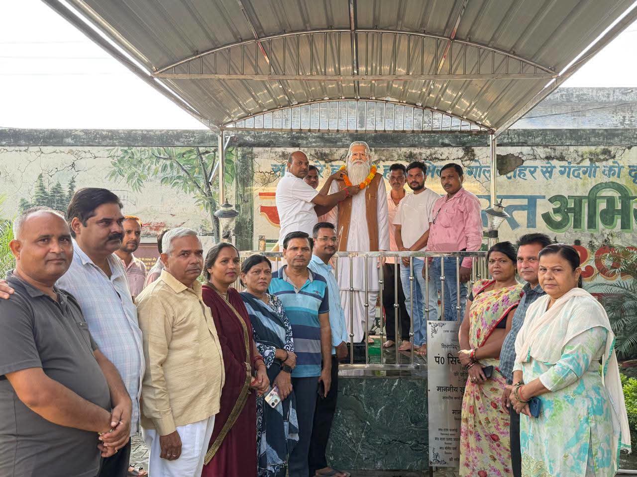 गोला गोकर्ण नाथ:सेवा संकल्प अभियान के अंतर्गत नगर पालिका अध्यक्ष ने नगर में स्थापित महापुरुषों की प्रतिमाओं की साफ सफाई कराई 