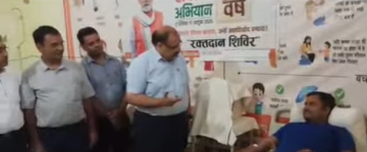 लखीमपुर खीरी : राष्ट्रीय स्वैच्छिक रक्तदान दिवस पर वाईडीसी और पुलिस लाइन में हुआ 12 यूनिट रक्तदान, सीएमओ ने महिलाओं की भागीदारी को सराहा