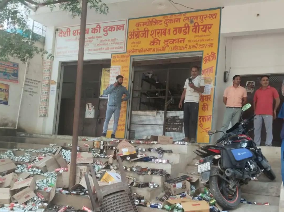 एटा: शराब के खिलाफ महिलाओं का गुस्सा सड़क पर, दुकानों पर पहुंचकर किया विरोध