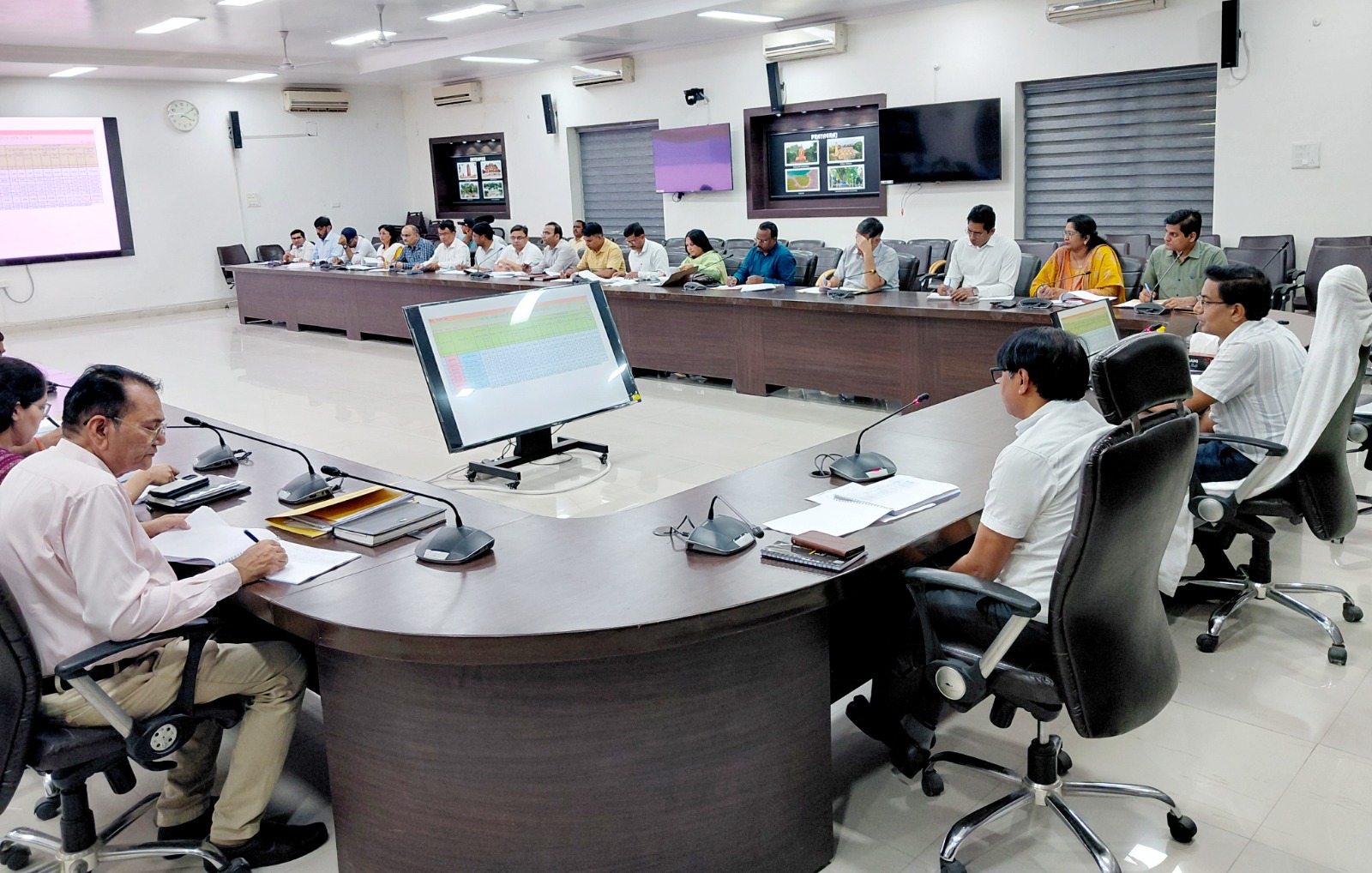 प्रयागराज :  नगर पंचायतों में सफाई, कूड़ा प्रबंधन एवं जनसुविधाओं को लेकर मंडलायुक्त ने दिए समयबद्ध कार्रवाई के निर्देश। 