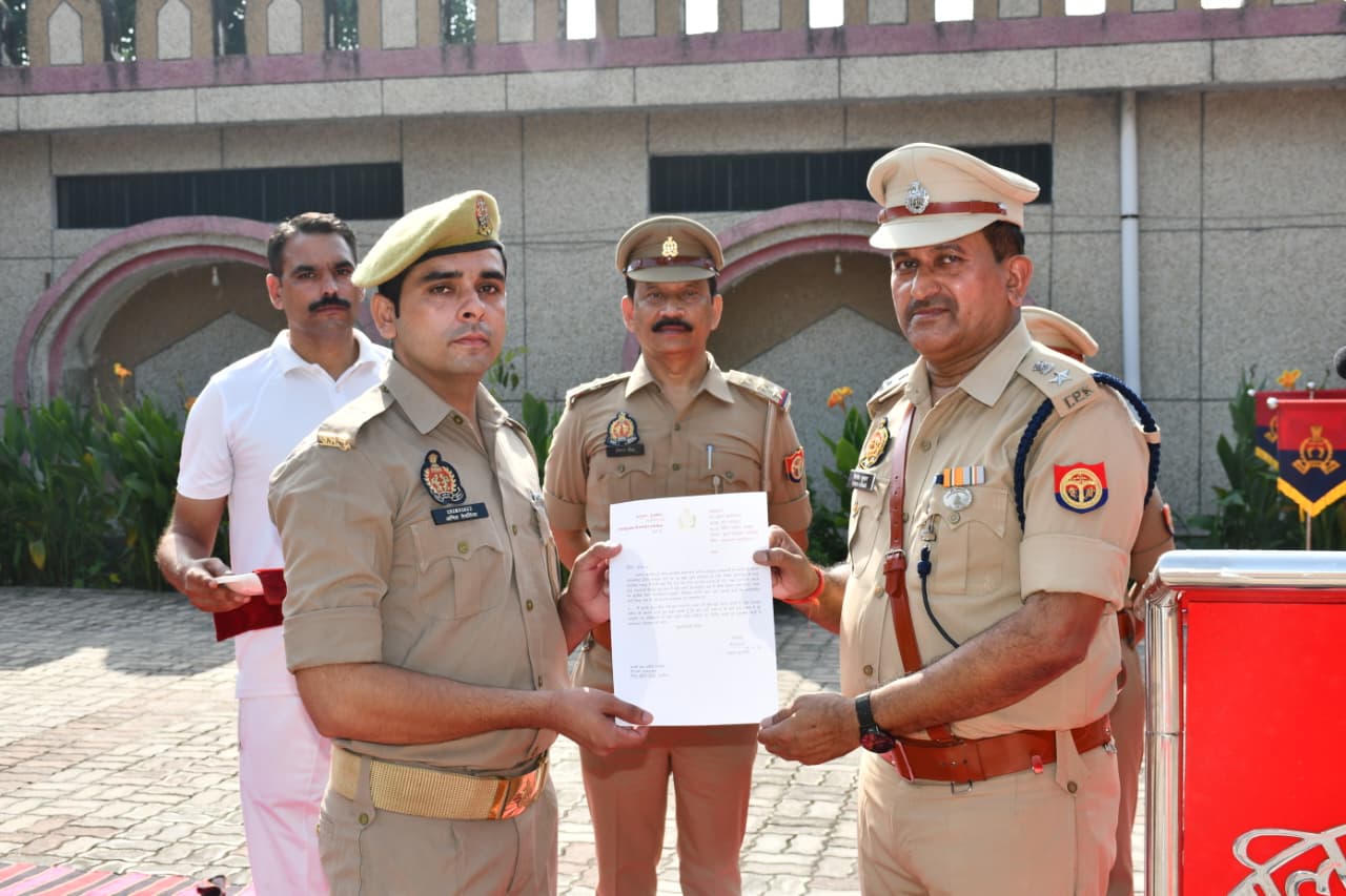कन्नौज:गांधी जयंती पर उत्कृष्ट कार्य करने वाले जनपद के पांच पुलिसकर्मी सम्मानित