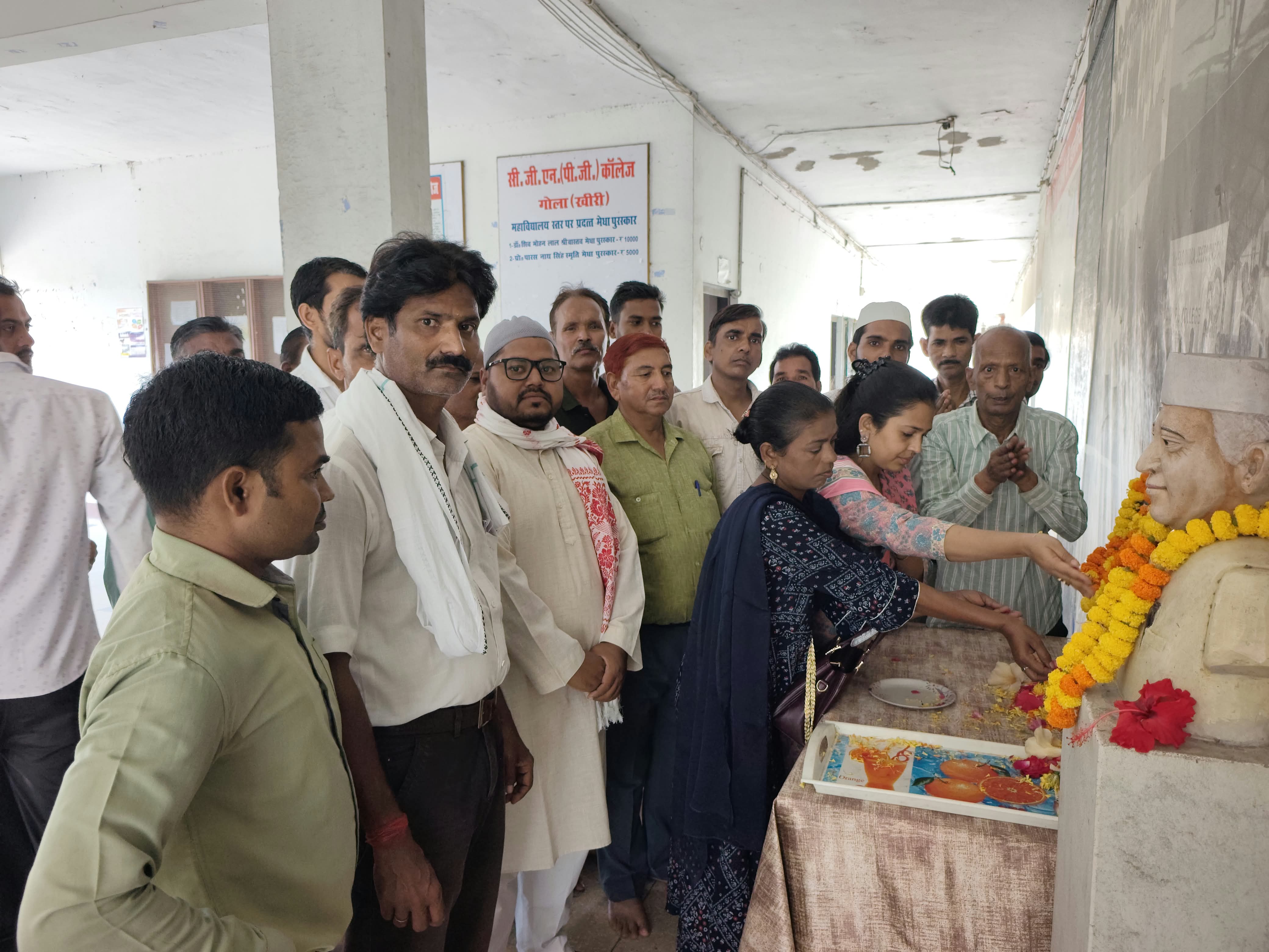 गोला गोकर्ण नाथ में कांग्रेस कार्यकर्ता ने राष्ट्रपिता महात्मा गांधी एवं लाल बहादुर शास्त्री की फोटो माल्यार्पण कर जयंती मनाई 