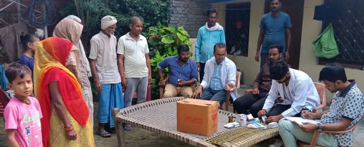 लखीमपुर खीरी : बाढ़ प्रभावित हरदी गांव में सीएचसी धौरहरा का मेडिकल कैंप, 54 मरीजों को मिली दवा