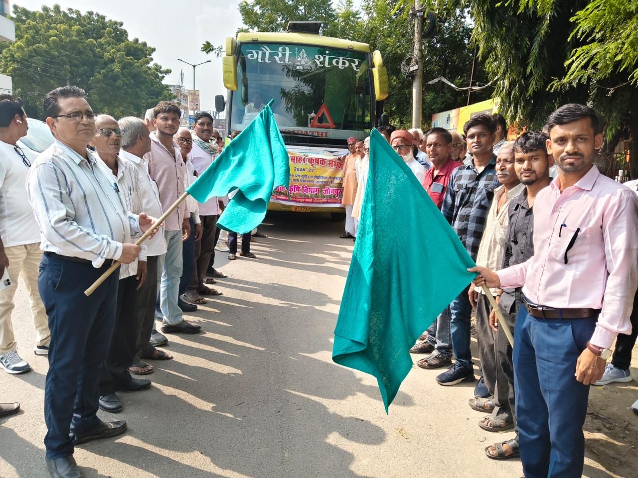 जौनपुर :वैज्ञानिक खेती का गुण सीखने को 63 किसानों का दल पंतनगर के लिए रवाना
