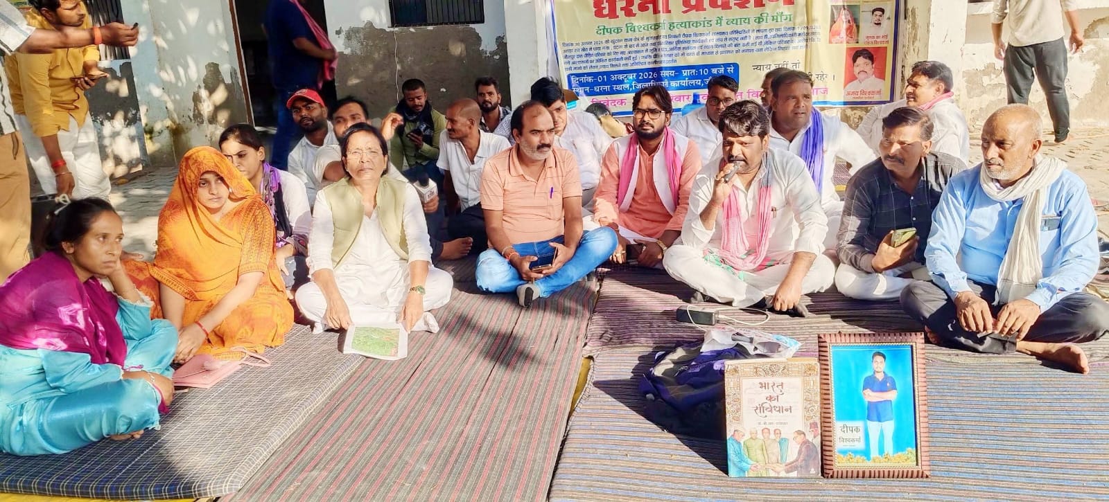 जौनपुर :दीपक विश्वकर्मा हत्या काण्ड में न्याय की मांग,कलेक्ट्रेट परिसर में परिजनों का तीसरे दिन धरना जारी। 
