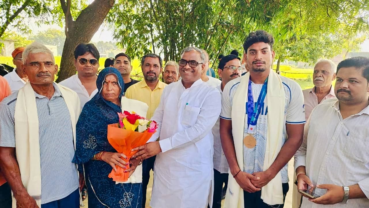 जौनपुर :एशियन गेम्स के कांस्य पदक विजेता रोहित यादव के घर पहुंचे राज्यमंत्री गिरीश चंद्र यादव