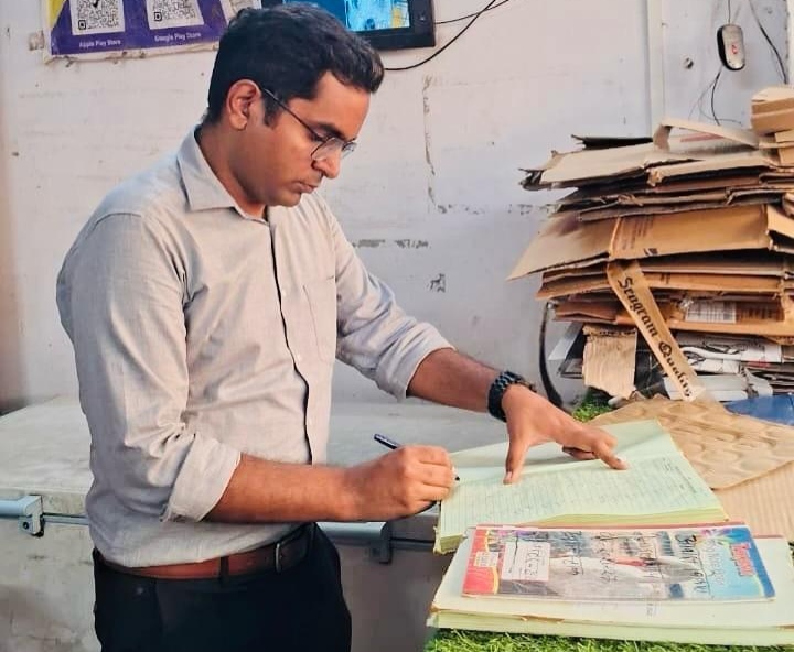 फर्रुखाबाद:आबकारी विभाग ने शराब दुकानों का किया औचक निरीक्षण, स्टॉक व सीसीटीवी समेत व्यवस्थाओं की जांच