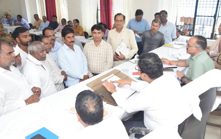 लखीमपुर खीरी : सम्पूर्ण समाधान दिवस में डीएम सीडीओ व सीएमओ ने सुनीं समस्याएं,  निस्तारण के दिए निर्देश