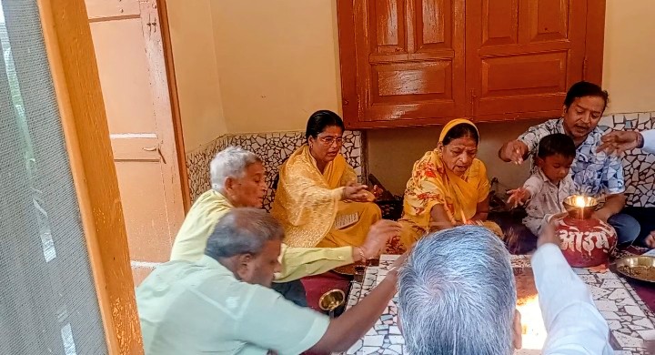 लखीमपुर खीरी : मातृ नवमी पर आर्य समाज में किया गया विशेष वैदिक हवन, गायत्री मंत्र व वेद मंत्रों से दी गई आहुतियां