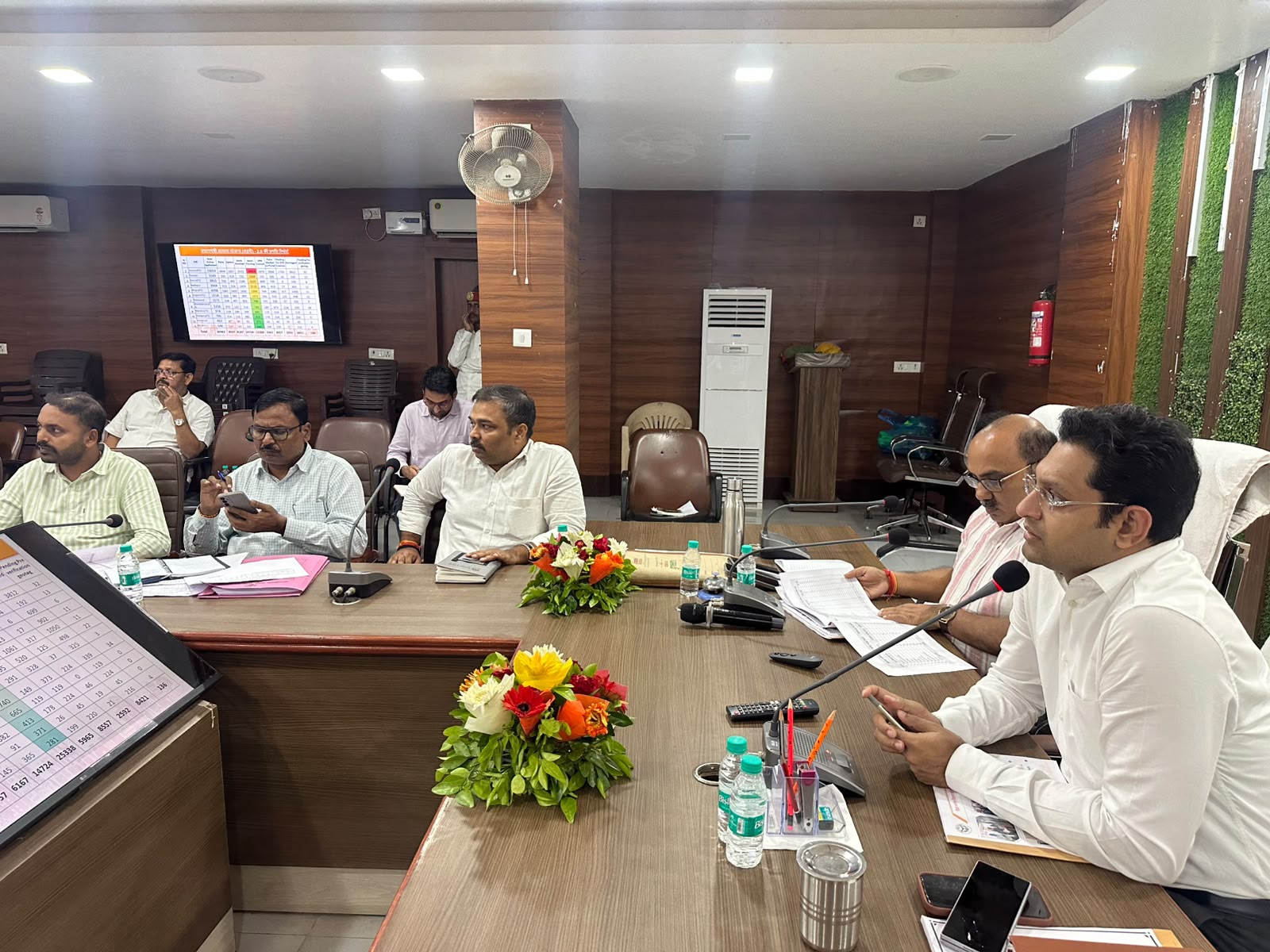 जौनपुर :जिलाधिकारी श्री सैमुअल पॉल एन. की अध्यक्षता में कलेक्ट्रेट सभागार में पीएम स्वनिधि एवं प्रधानमंत्री आवास योजना-शहरी की समीक्षा और नगर निकायों के विभिन्न कार्यों की समीक्षा बैठक हुई सम्पन्न 