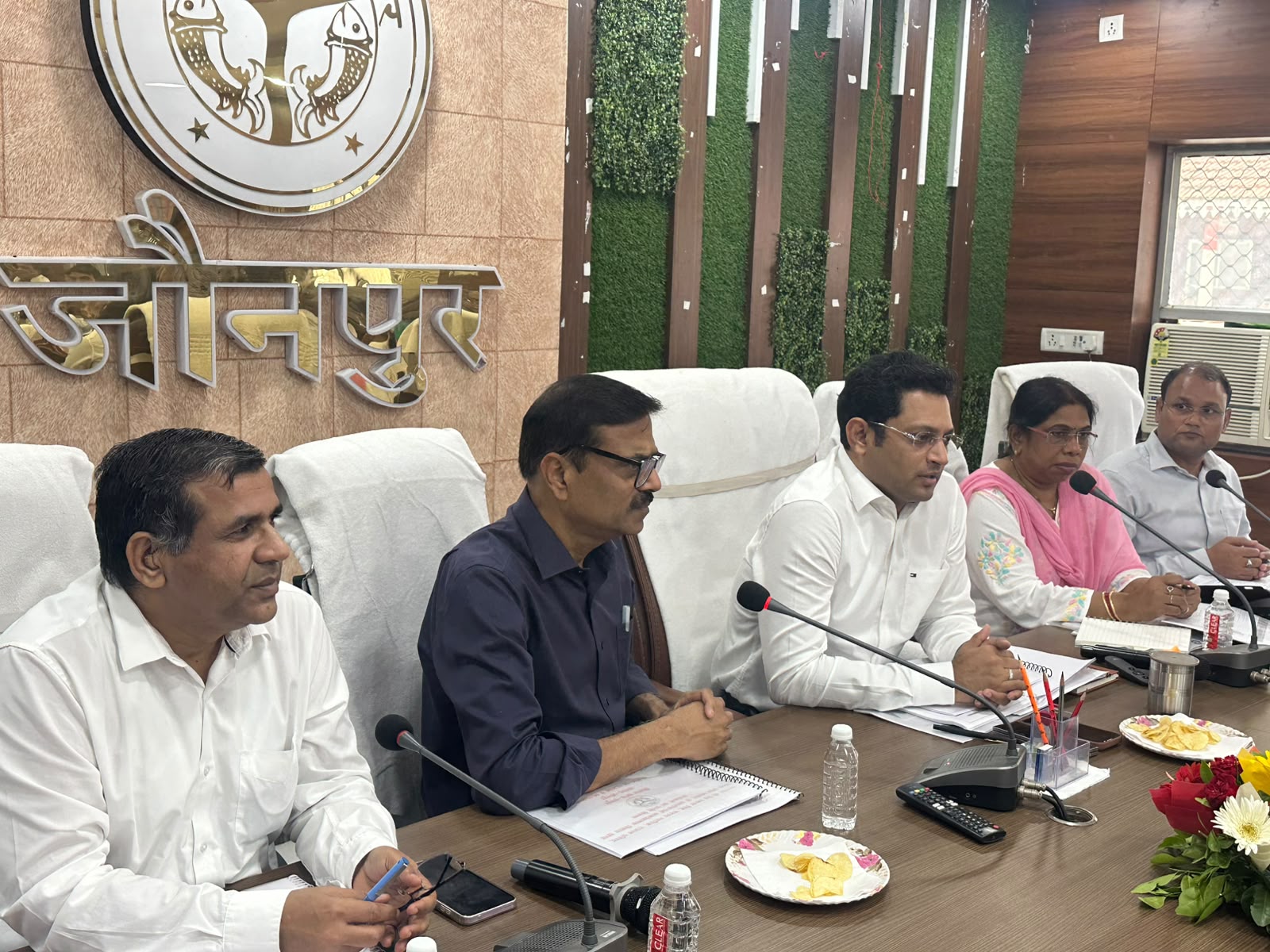 जौनपुर :रामपुर एवं मछलीशहर हेतु नामित नोडल अधिकारियों द्वारा जिलाधिकारी श्री सैमुअल पाल एन की उपस्थिति में कलेक्ट्रेट सभागार में संबंधित अधिकारियों के साथ बैठक हुई सम्पन्न 