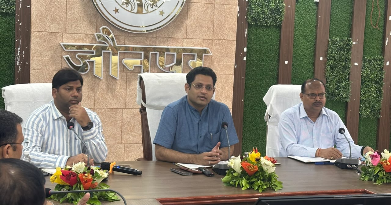 जौनपुर :वाराणसी खण्ड स्नातक एवं शिक्षक निर्वाचन क्षेत्र निर्वाचन की तैयारियों के संबंध में जिला निर्वाचन अधिकारी/जिलाधिकारी की अध्यक्षता में अधिकारियों के साथ समीक्षा बैठक हुई सम्पन्न 