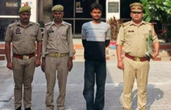 फर्रुखाबाद पुलिस ने चोरी के मामले में वांछित अभियुक्त को पीली धातु की चैन के साथ किया गिरफ्तार