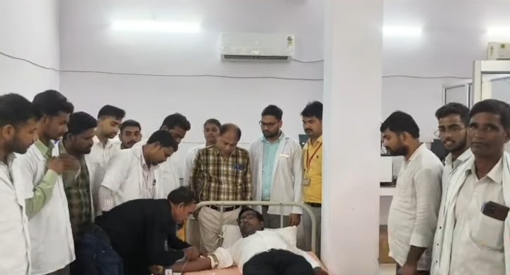 लखीमपुर खीरी : सेवा संकल्प अभियान के अंतर्गत सीएचसी मितौली में रक्तदान शिविर में 10 लोगो ने किया रक्तदान