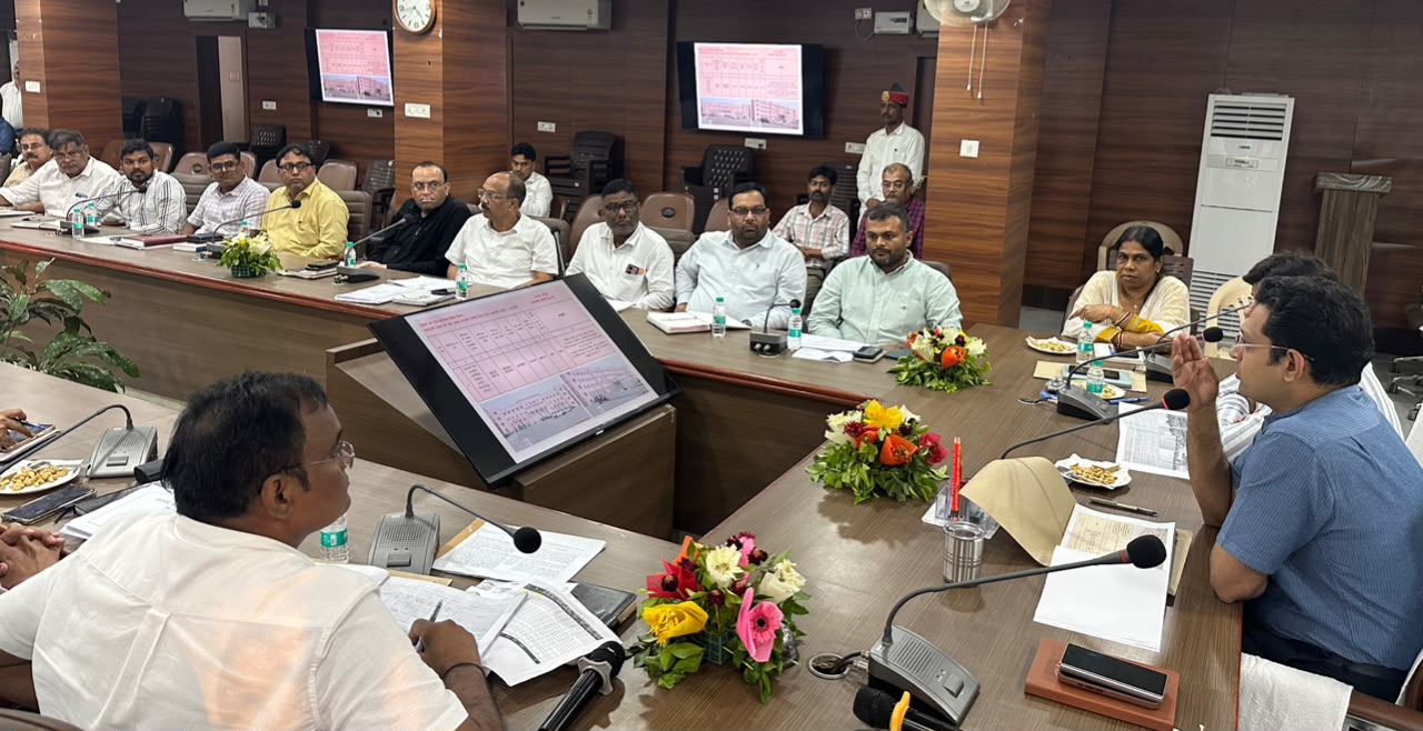 जौनपुर :जिलाधिकारी  की अध्यक्षता में कलेक्ट्रेट सभागार में पचास लाख रुपये से अधिक लागत मूल्य वाले निर्माण कार्यों की समीक्षा बैठक हुई संपन्न 