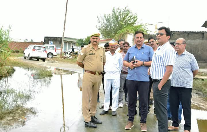 लखीमपुर खीरी : उल्ल नदी के बढ़े जलस्तर से सुआगाड़ा से बनवारीपुर जाने वाले मार्ग पर जलभराव, मौके पर पहुंचे डीएम