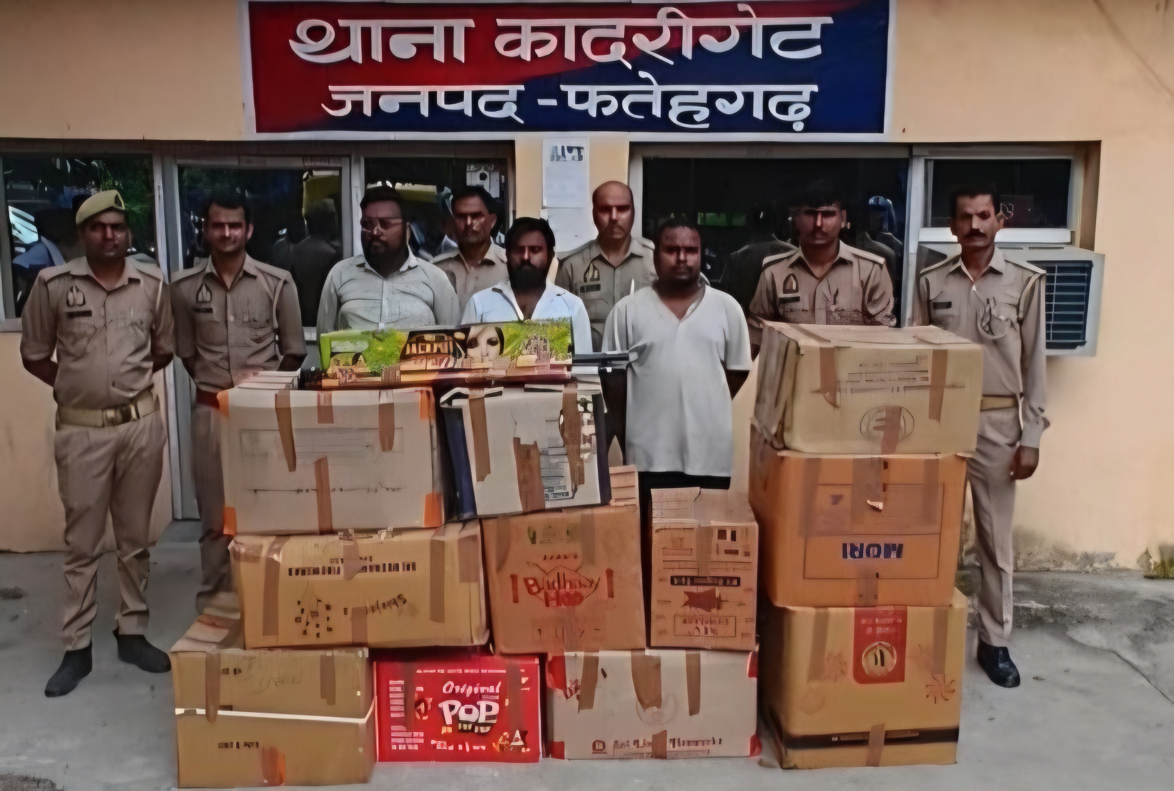 फर्रुखाबाद में अवैध आतिशबाजी के जखीरे के साथ 3 अभियुक्त गिरफ्तार, 11 कार्टून पटाखे जब्त 