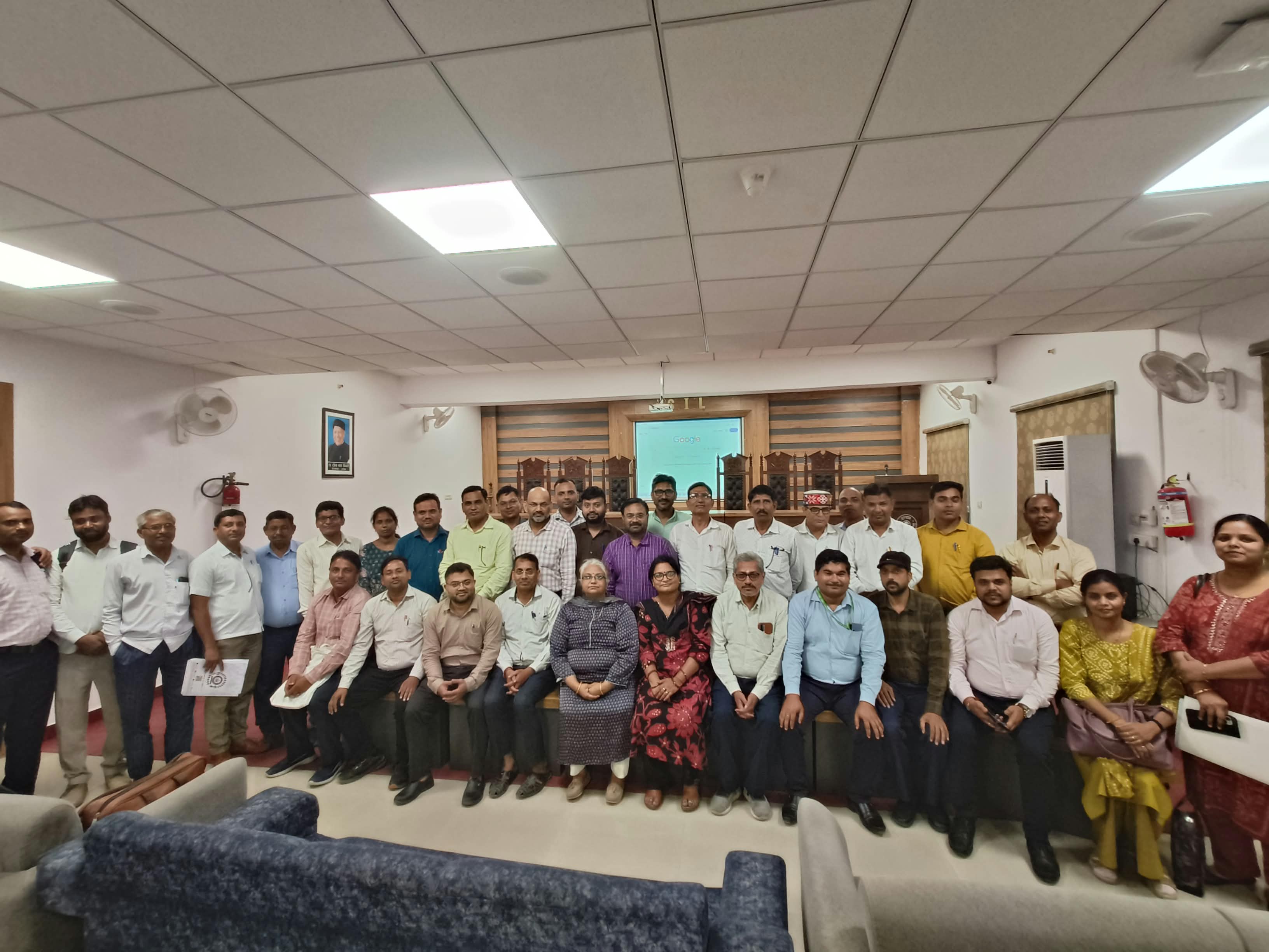 प्रयागराज : जनसंख्या की गणना की तैयारियों के क्रम में  आयोजित फील्ड ट्रेनरों के प्रशिक्षण कार्यक्रम का प्रथम चरण सफलतापूर्वक सम्पन्न हुआ।